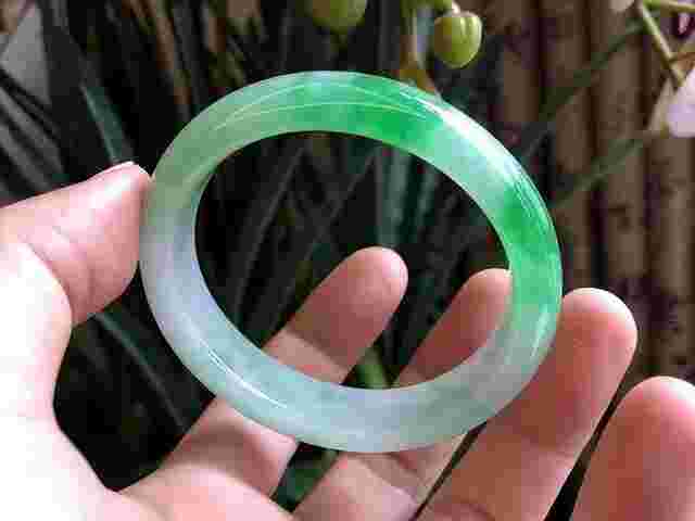 高档翡翠手镯怎么出手的简单介绍-第1张图片-翡翠网 高档翡翠手镯怎么出手的简单介绍-第1张图片-翡翠网