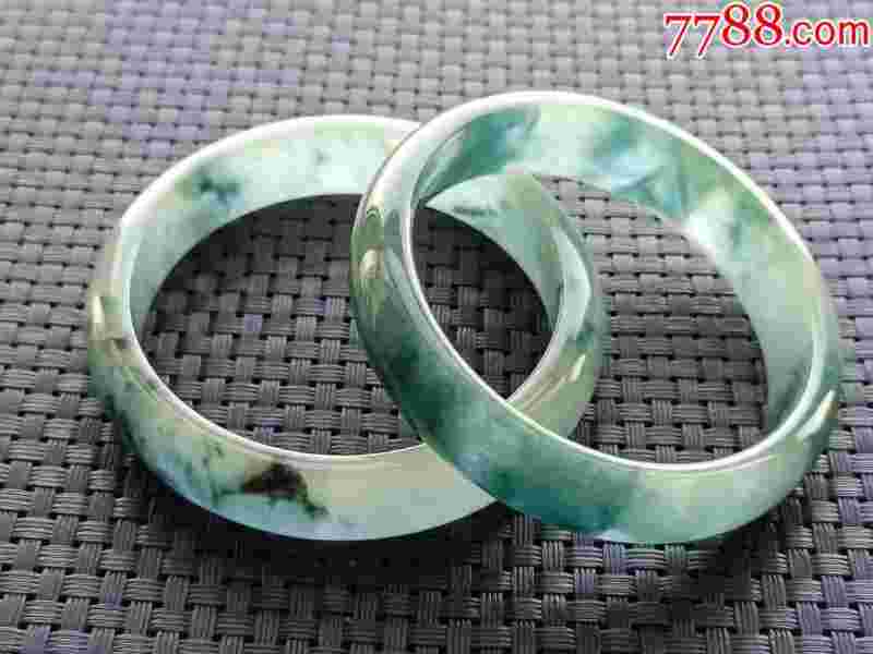 翡翠手镯扁的还是圆的翡翠手镯选圆的还是椭圆的-第1张图片-翡翠网 翡翠手镯扁的还是圆的翡翠手镯选圆的还是椭圆的-第1张图片-翡翠网