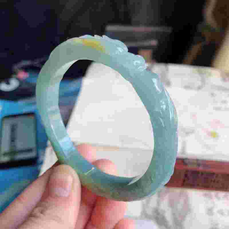 翡翠手镯扁的还是圆的翡翠手镯选圆的还是椭圆的-第2张图片-翡翠网 翡翠手镯扁的还是圆的翡翠手镯选圆的还是椭圆的-第2张图片-翡翠网