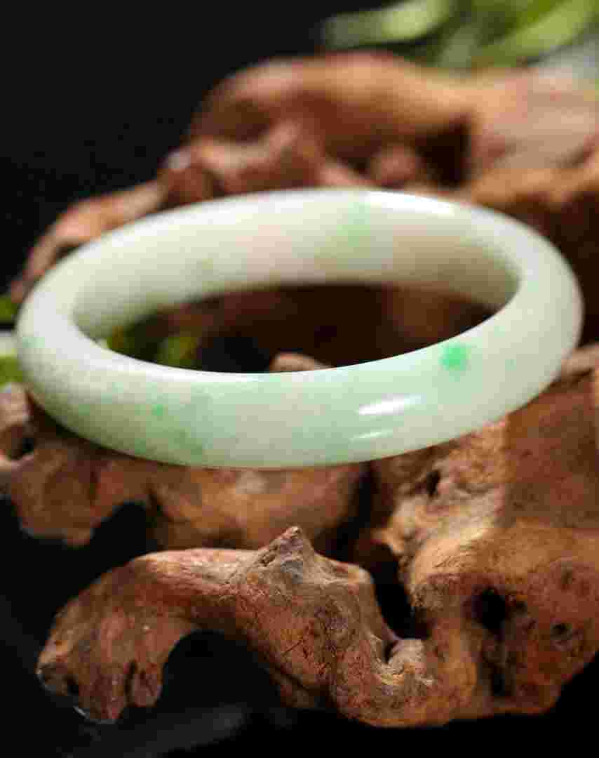 翡翠手镯a货,翡翠手镯A货多少钱-第1张图片-翡翠网 翡翠手镯a货,翡翠手镯A货多少钱-第1张图片-翡翠网