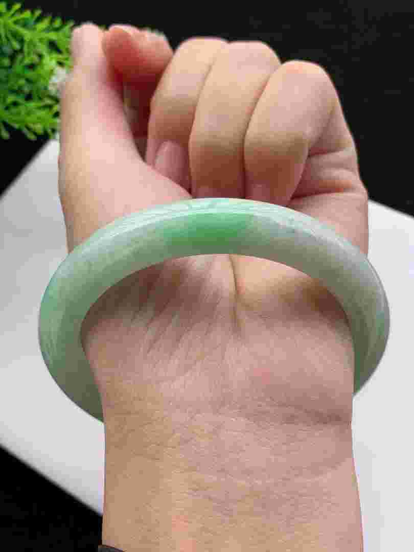 50多岁适合戴什么样的翡翠手镯50多岁适合戴什么样的翡翠手镯图片-第1张图片-翡翠网