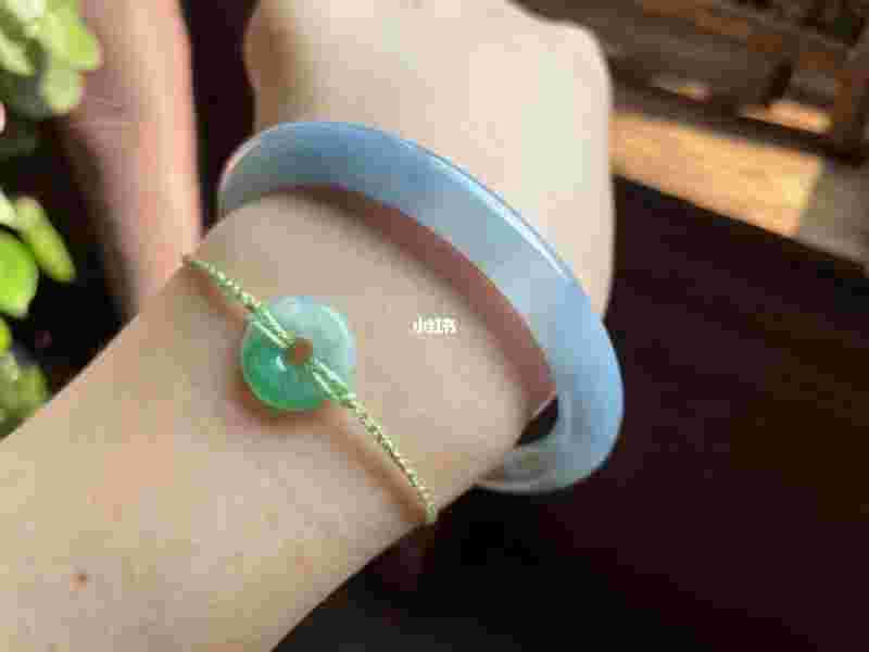 紫蓝罗飘绿翡翠手镯好吗值钱吗,紫蓝罗飘绿翡翠手镯好吗-第1张图片-翡翠网 紫蓝罗飘绿翡翠手镯好吗值钱吗,紫蓝罗飘绿翡翠手镯好吗-第1张图片-翡翠网