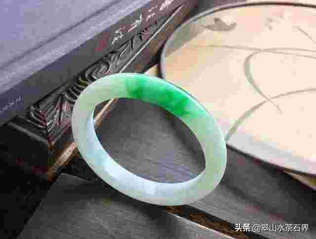 翡翠手镯太紧怎么解决翡翠手镯有点小怎么戴进去啊-第2张图片-翡翠网 翡翠手镯太紧怎么解决翡翠手镯有点小怎么戴进去啊-第2张图片-翡翠网