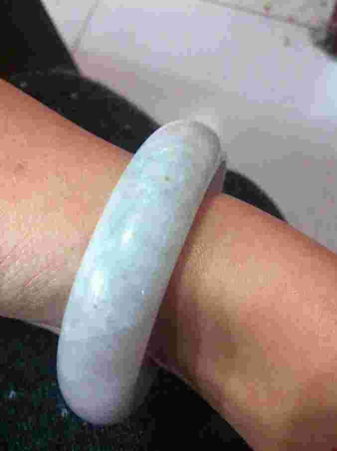 翡翠手镯表面有凹痕怎么办翡翠手镯表面有凹痕-第1张图片-翡翠网 翡翠手镯表面有凹痕怎么办翡翠手镯表面有凹痕-第1张图片-翡翠网