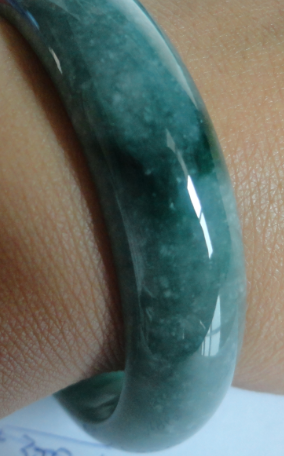 翡翠手镯表面有凹痕怎么办翡翠手镯表面有凹痕-第2张图片-翡翠网 翡翠手镯表面有凹痕怎么办翡翠手镯表面有凹痕-第2张图片-翡翠网