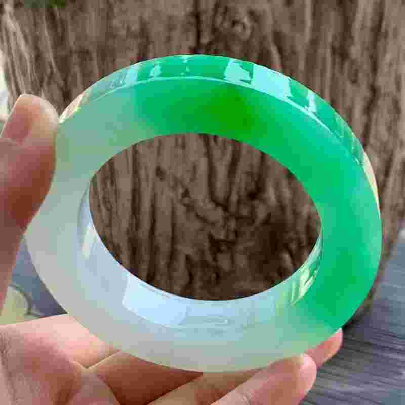 翡翠手镯黑绿颜色叫什么,绿色翡翠手镯上有黑色-第1张图片-翡翠网