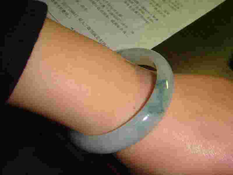 翡翠手镯划了一下怎么办翡翠手镯有划痕擦不掉怎么处理-第1张图片-翡翠网