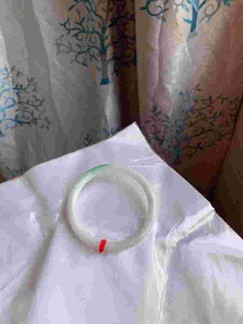 红绿白三色翡翠手镯值钱吗红绿白三色翡翠手镯-第1张图片-翡翠网 红绿白三色翡翠手镯值钱吗红绿白三色翡翠手镯-第1张图片-翡翠网