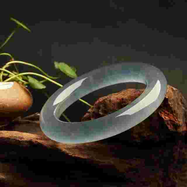 翡翠手镯泡水有用吗翡翠手镯在水里泡多久-第2张图片-翡翠网