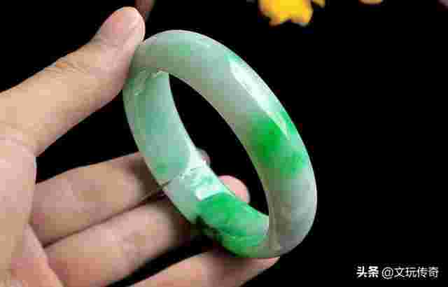 翡翠手镯泡水有用吗翡翠手镯在水里泡多久-第1张图片-翡翠网