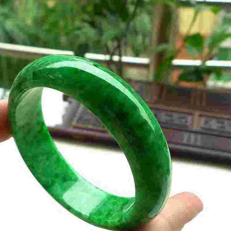 翡翠镯子不透明是真的吗翡翠手镯有不透光介质-第2张图片-翡翠网 翡翠镯子不透明是真的吗翡翠手镯有不透光介质-第2张图片-翡翠网