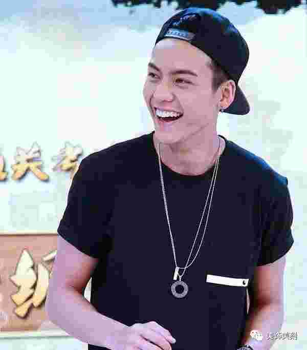 40岁男人戴什么项链合适40岁男人戴什么项链合适呢-第2张图片-翡翠网 40岁男人戴什么项链合适40岁男人戴什么项链合适呢-第2张图片-翡翠网