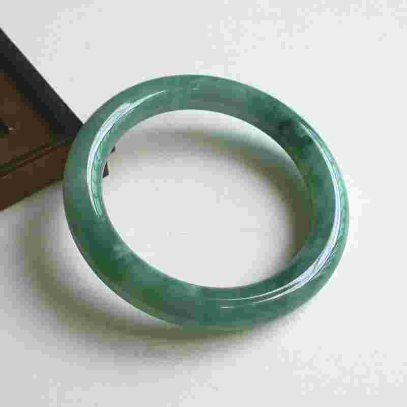 有色无种翡翠手镯无色翡翠手镯值钱吗-第1张图片-翡翠网 有色无种翡翠手镯无色翡翠手镯值钱吗-第1张图片-翡翠网