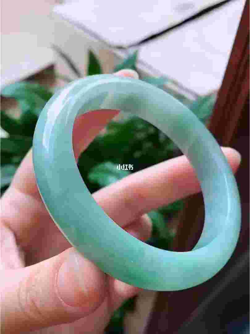 有色无种翡翠手镯无色翡翠手镯值钱吗-第2张图片-翡翠网 有色无种翡翠手镯无色翡翠手镯值钱吗-第2张图片-翡翠网