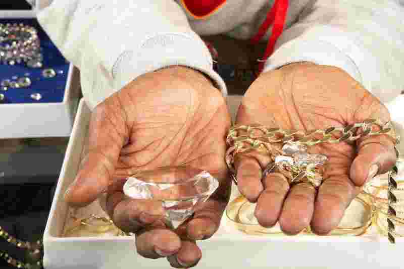 为什么说钻石不值钱为啥钻石买值钱,卖不值钱-第1张图片-翡翠网