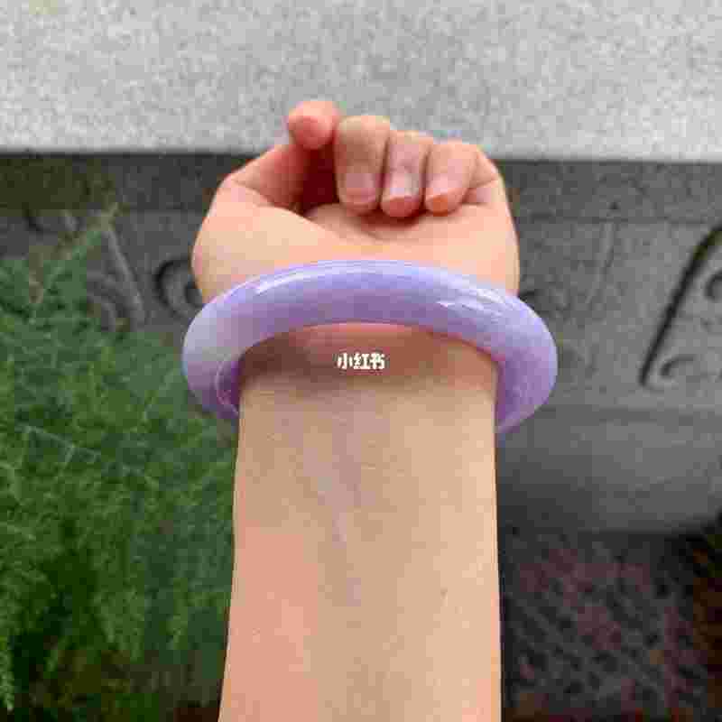 翡翠手镯上的紫区翡翠镯子有紫色有绿色叫什么-第1张图片-翡翠网 翡翠手镯上的紫区翡翠镯子有紫色有绿色叫什么-第1张图片-翡翠网