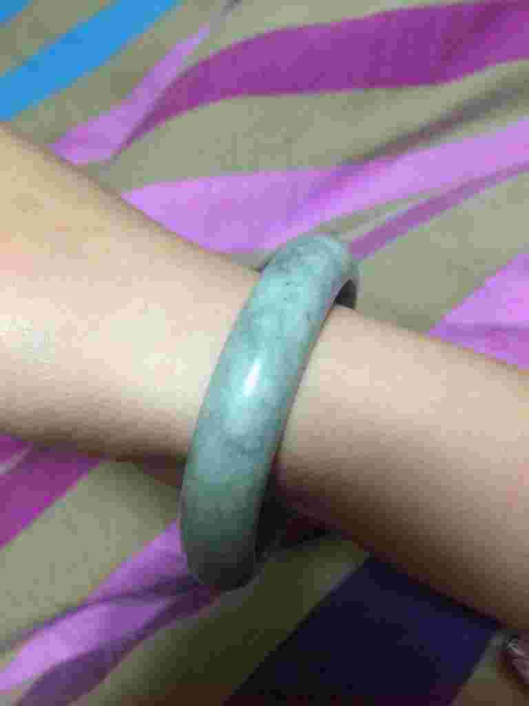 正常翡翠玉手镯有黑点的吗图片,正常翡翠玉手镯有黑点的-第1张图片-翡翠网