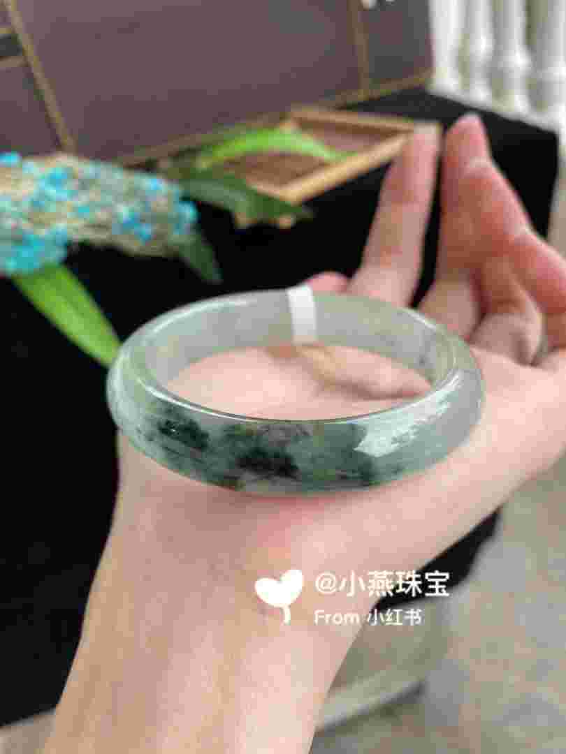 正常翡翠玉手镯有黑点的吗图片,正常翡翠玉手镯有黑点的-第2张图片-翡翠网