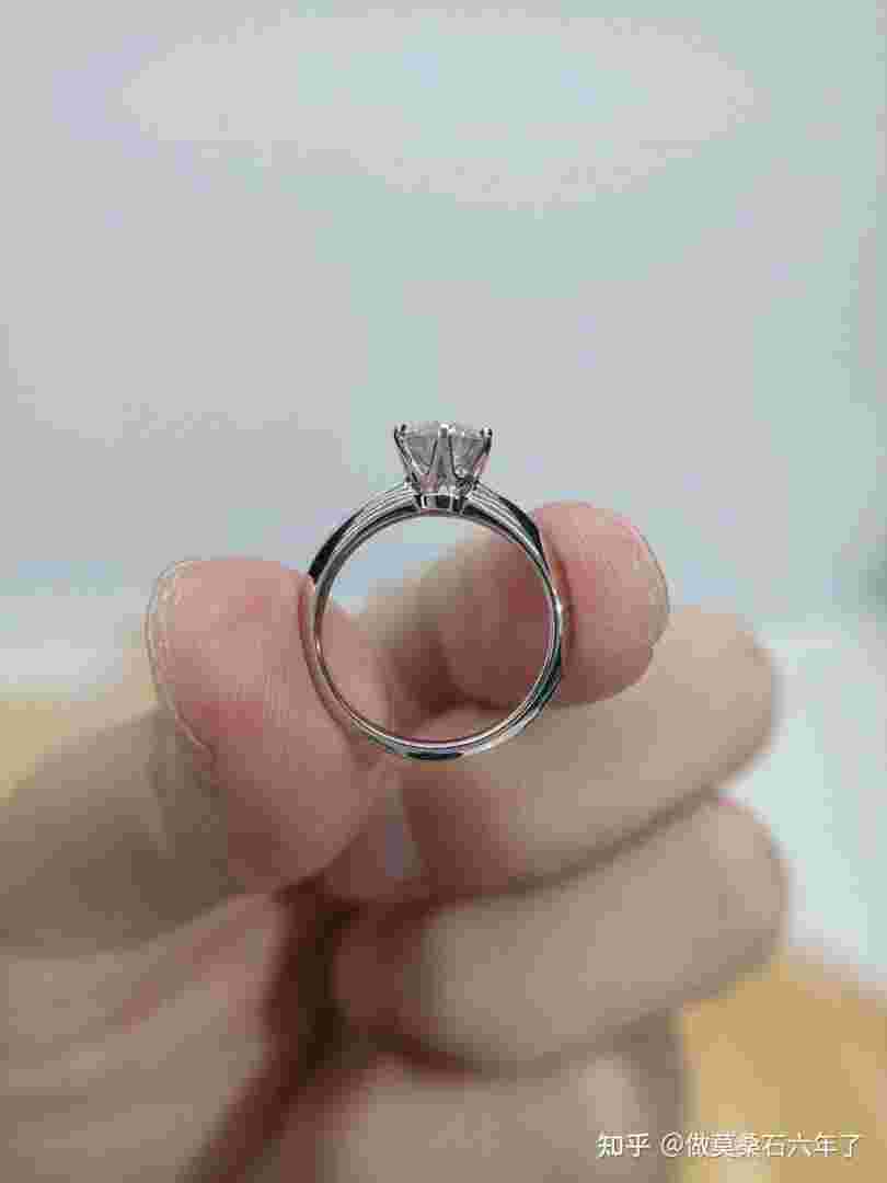 肉眼怎么辨别莫桑钻和钻石的区别肉眼怎么辨别莫桑钻和钻石-第1张图片-翡翠网