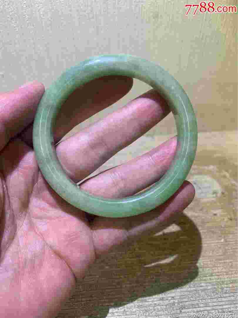 豆青色翡翠手镯是什么样子豆青种翡翠满绿手镯-第1张图片-翡翠网 豆青色翡翠手镯是什么样子豆青种翡翠满绿手镯-第1张图片-翡翠网