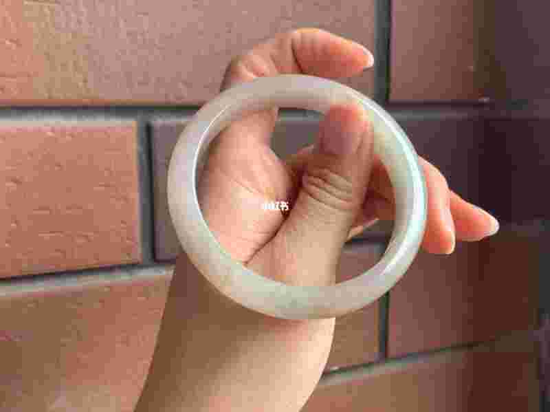 高货翡翠手镯有石头的裂纹值钱吗高货翡翠手镯有石头的裂纹值钱吗知乎-第1张图片-翡翠网