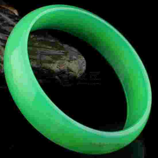 墨绿色的翡翠玉手镯辨真假的简单介绍-第1张图片-翡翠网 墨绿色的翡翠玉手镯辨真假的简单介绍-第1张图片-翡翠网