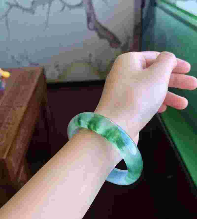 怎么用紫光灯看翡翠的真假翡翠的真假-第1张图片-翡翠网 怎么用紫光灯看翡翠的真假翡翠的真假-第1张图片-翡翠网