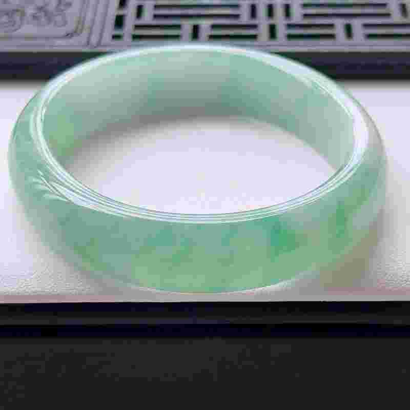 油青飘绿翡翠手镯价格翡翠油青绿多值钱还是少之钱-第2张图片-翡翠网 油青飘绿翡翠手镯价格翡翠油青绿多值钱还是少之钱-第2张图片-翡翠网