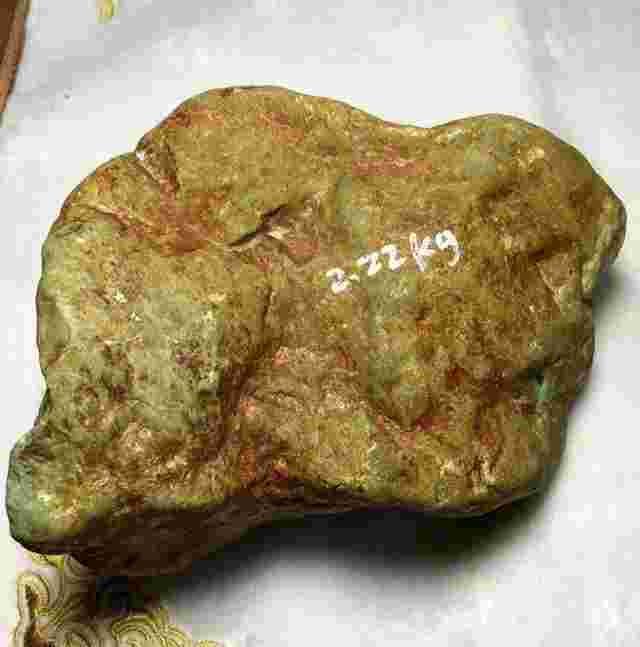 一块翡翠原石值多少钱?来这里教你如何挑选原%c,一块翡翠原石值多少钱-第2张图片-翡翠网