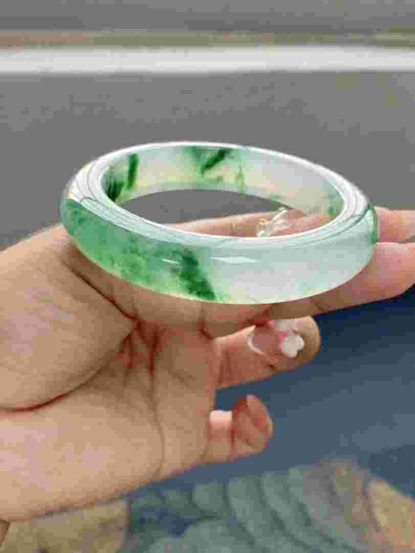 翡翠手镯有一点亮是怎么回事翡翠手镯表面有亮晶晶的东西是什么-第1张图片-翡翠网 翡翠手镯有一点亮是怎么回事翡翠手镯表面有亮晶晶的东西是什么-第1张图片-翡翠网