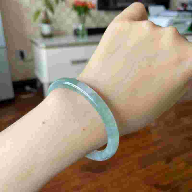 翡翠手镯有一点亮是怎么回事翡翠手镯表面有亮晶晶的东西是什么-第2张图片-翡翠网 翡翠手镯有一点亮是怎么回事翡翠手镯表面有亮晶晶的东西是什么-第2张图片-翡翠网