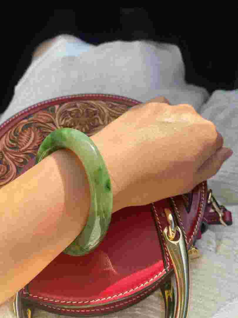 高档翡翠猫眼手镯翡翠手镯和猫眼手镯哪个好-第2张图片-翡翠网 高档翡翠猫眼手镯翡翠手镯和猫眼手镯哪个好-第2张图片-翡翠网