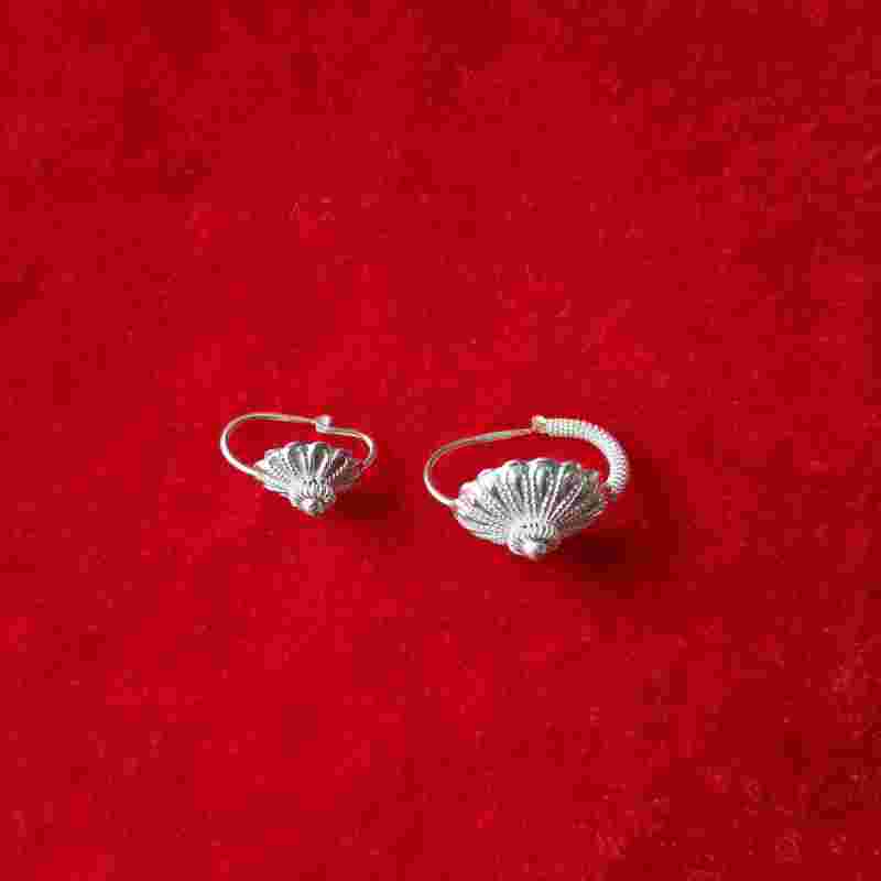 金耳环银耳环彝族歌曲简谱,金耳环银耳环彝族歌曲-第1张图片-翡翠网