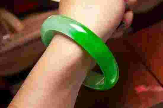 翡翠手镯怎么选才是最好的视频翡翠手镯怎么选才是最好的-第2张图片-翡翠网 翡翠手镯怎么选才是最好的视频翡翠手镯怎么选才是最好的-第2张图片-翡翠网