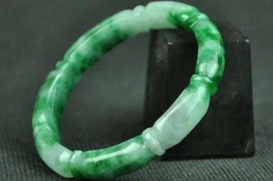 翡翠手镯知识翡翠最不值钱的颜色-第2张图片-翡翠网 翡翠手镯知识翡翠最不值钱的颜色-第2张图片-翡翠网