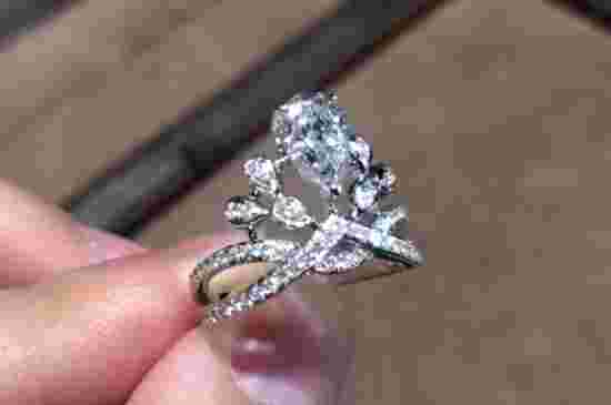 莫桑石看起来和钻戒一样吗莫桑石比钻石更闪-第1张图片-翡翠网 莫桑石看起来和钻戒一样吗莫桑石比钻石更闪-第1张图片-翡翠网