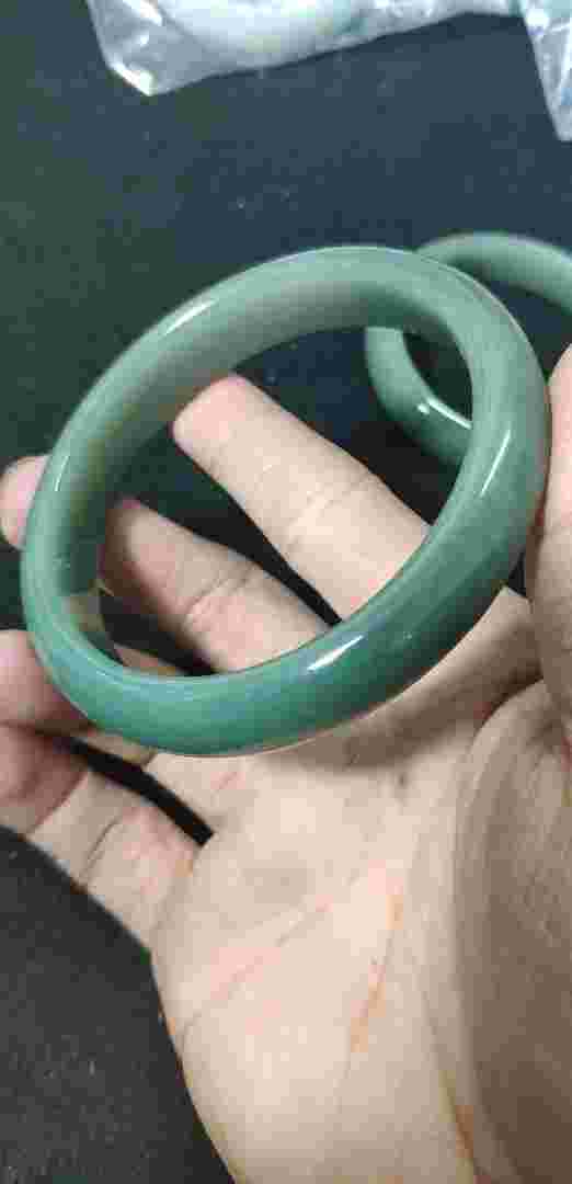 油青翡翠手镯鉴定方法油青翡翠手镯鉴定方法图解-第1张图片-翡翠网 油青翡翠手镯鉴定方法油青翡翠手镯鉴定方法图解-第1张图片-翡翠网