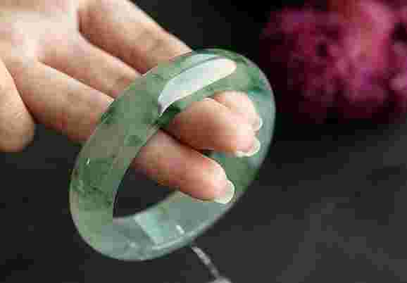 怎样辨别翡翠手镯是什么品种怎样辨别翡翠手镯是什么品种图片-第1张图片-翡翠网