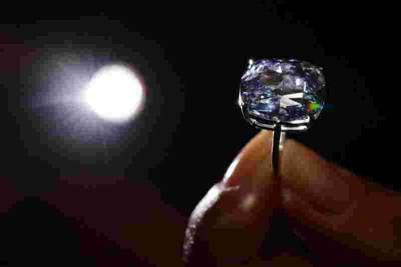 女人戴钻石好还是黄金好钻石为什么说是骗局-第1张图片-翡翠网 女人戴钻石好还是黄金好钻石为什么说是骗局-第1张图片-翡翠网