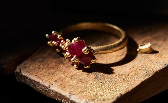 Ruth Tomlinson X Gemfields 推出4枚独一款红宝石黄金订婚戒指-第1张图片-翡翠网