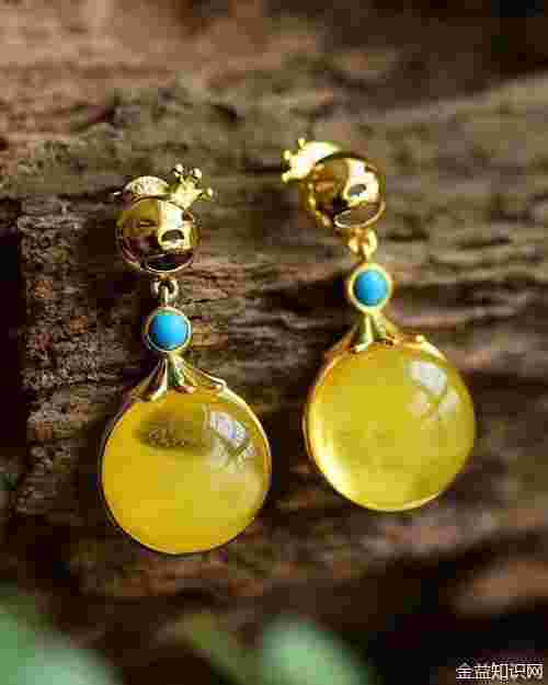 耳朵戴耳环老是痒有没有什么办法,戴金耳环的功效与作用-第1张图片-翡翠网 耳朵戴耳环老是痒有没有什么办法,戴金耳环的功效与作用-第1张图片-翡翠网