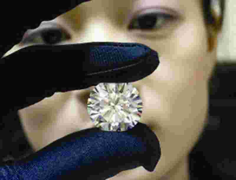 如何辨别钻石戒指真假最简单的方法辨别钻石戒指真假-第1张图片-翡翠网 如何辨别钻石戒指真假最简单的方法辨别钻石戒指真假-第1张图片-翡翠网