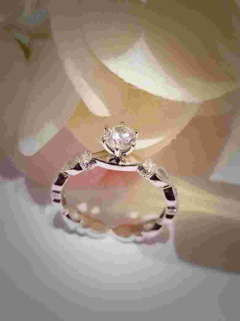 自己买钻石定做戒指,钻戒自己买给自己有必要吗-第1张图片-翡翠网 自己买钻石定做戒指,钻戒自己买给自己有必要吗-第1张图片-翡翠网