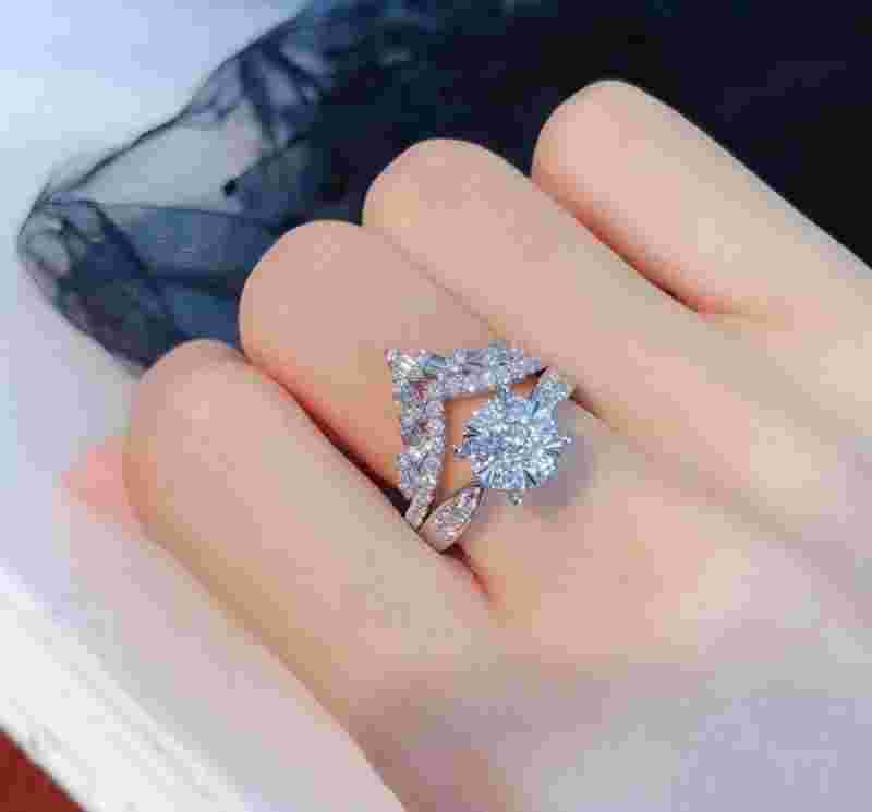 超大钻石戒指图片,超大号钻石戒指图恶搞-第1张图片-翡翠网