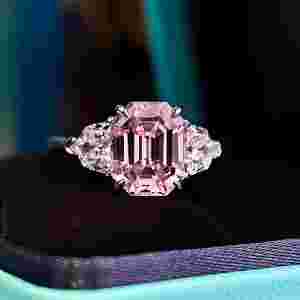 超大钻石戒指图片,超大号钻石戒指图恶搞-第2张图片-翡翠网