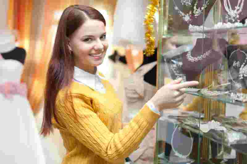 为什么金店上班的女人容易出轨为什么金店上班的女孩子漂亮-第1张图片-翡翠网 为什么金店上班的女人容易出轨为什么金店上班的女孩子漂亮-第1张图片-翡翠网