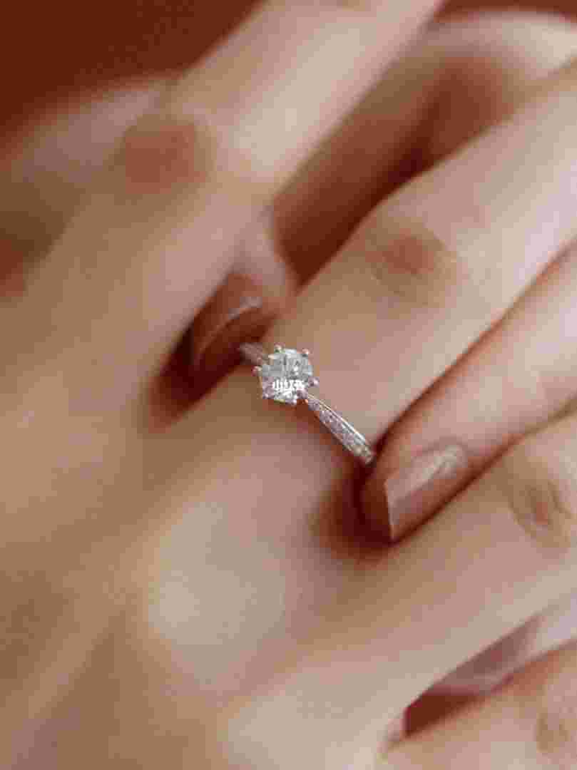 钻戒的钻石是什么材质的,钻戒的钻石是什么材质的好-第1张图片-翡翠网 钻戒的钻石是什么材质的,钻戒的钻石是什么材质的好-第1张图片-翡翠网