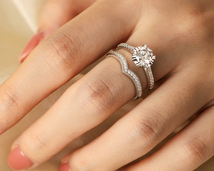 女钻戒最新款式图2020新款女钻戒-第1张图片-翡翠网