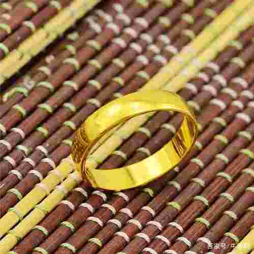 适合年轻人的黄金戒指图片适合年轻人的黄金戒指-第2张图片-翡翠网