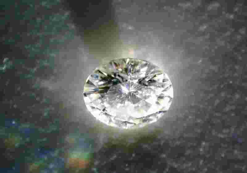 钻石恒久远,一颗永流传的原因,钻石为啥不恒久远-第1张图片-翡翠网 钻石恒久远,一颗永流传的原因,钻石为啥不恒久远-第1张图片-翡翠网